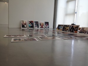 Fotografías que componen la exposición durante su montaje en el CMI Julián Sánchez el Charro