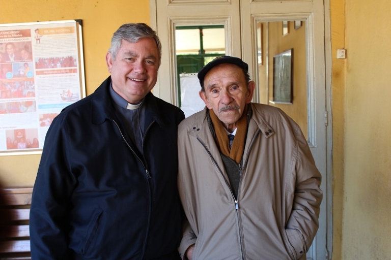 Padre Andrés con residentes en Chile