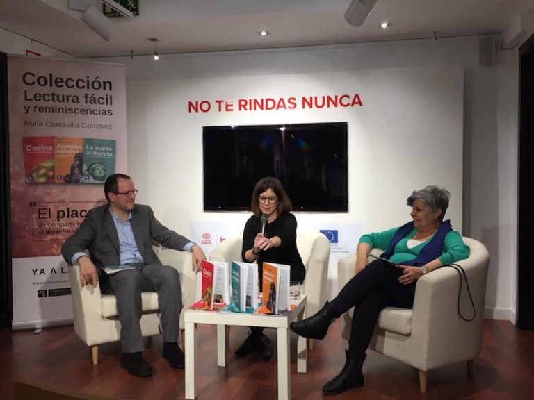 Nuria Carcavilla, junto a Pilar Rodríguez (Fundación Pilares para la Autonomía Personal) y Óscar García (Plena Inclusión Madrid) en la presentación de sus libros.