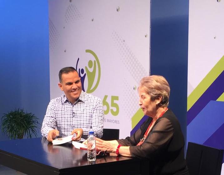Juan José Granados, coproductor del programa Somos 65+, emitido en Trece Costa Rica Televisión.
