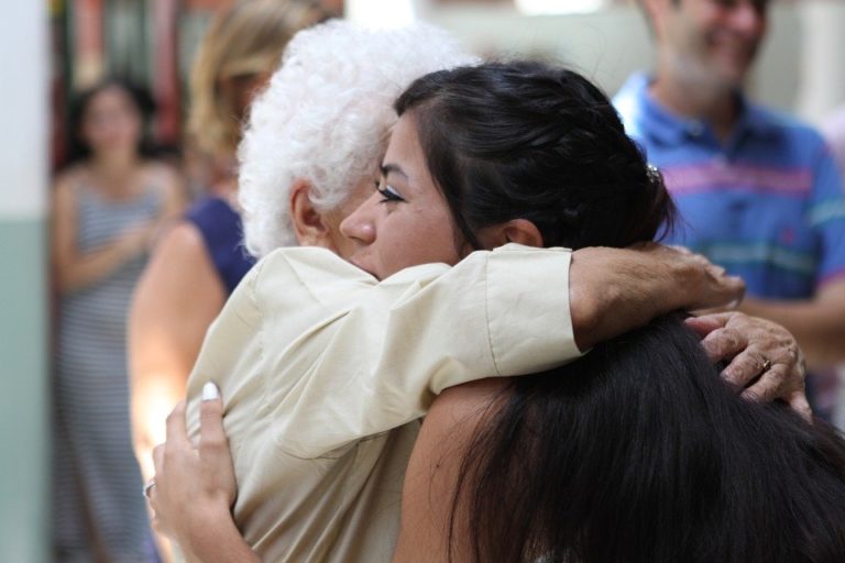 covid-19 abrazos solidarios personas mayores