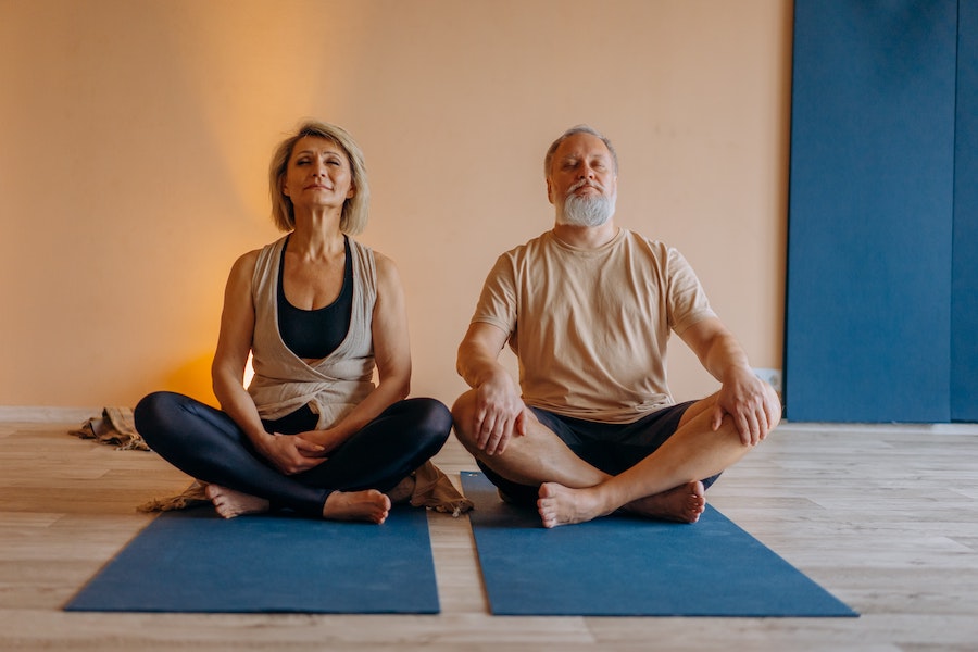 Practicar yoga para combatir el envejecimiento - Qmayor